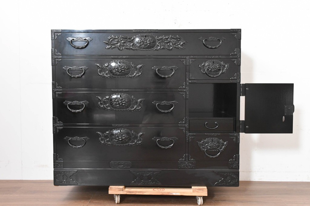 和製ヴィンテージ　美品　希少カラー!!　シックな黒漆塗りが美しい仙台箪笥　(R-090394)