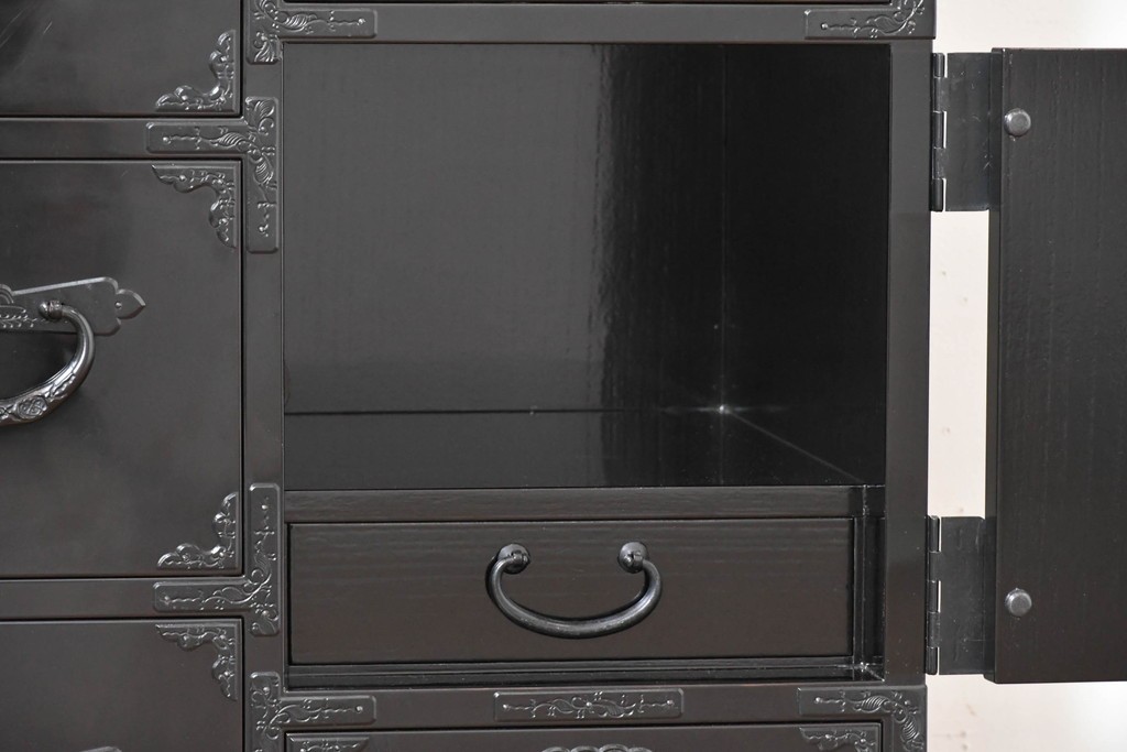 和製ヴィンテージ　美品　希少カラー!!　シックな黒漆塗りが美しい仙台箪笥　(R-090394)