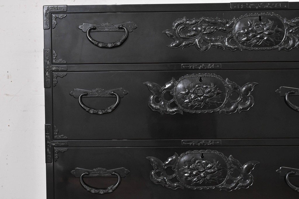 和製ヴィンテージ　美品　希少カラー!!　シックな黒漆塗りが美しい仙台箪笥　(R-090394)