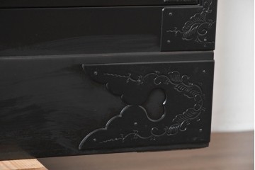 和製ヴィンテージ　美品　希少カラー!!　シックな黒漆塗りが美しい仙台箪笥　(R-090394)