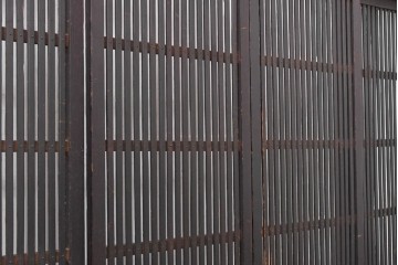 和製アンティーク　明治期　味わい深い木味が魅力の格子入り衝立　(R-090395)
