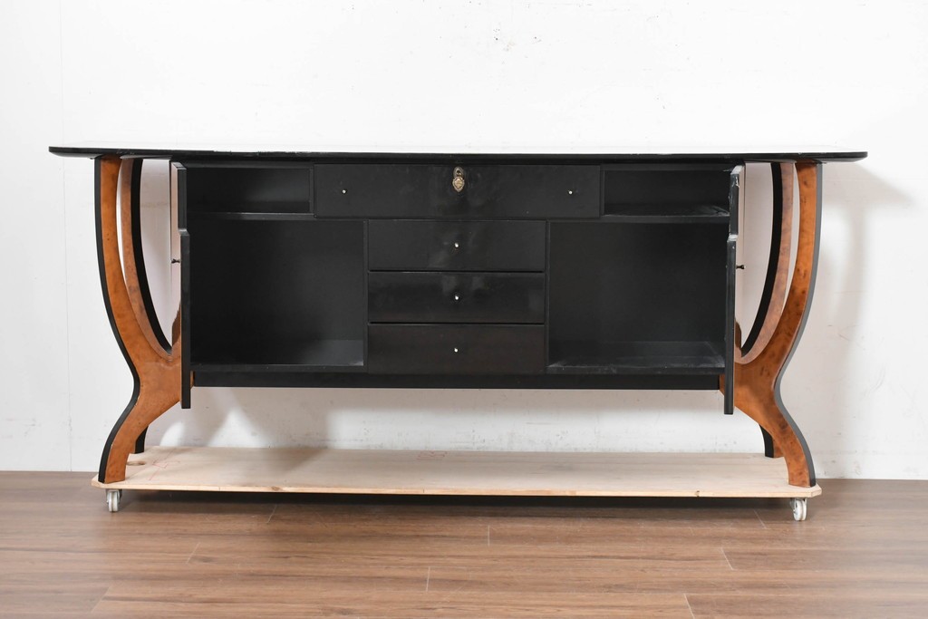 中古　スペイン　Muebles Madima(ムエブレス・マディマ)　バーズアイ　優美な気品を放つモダンデザインのサイドボード　(R-090396)