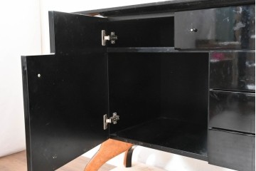 中古　スペイン　Muebles Madima(ムエブレス・マディマ)　バーズアイ　優美な気品を放つモダンデザインのサイドボード　(R-090396)