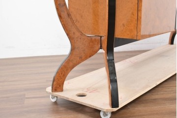 中古　スペイン　Muebles Madima(ムエブレス・マディマ)　バーズアイ　優美な気品を放つモダンデザインのサイドボード　(R-090396)
