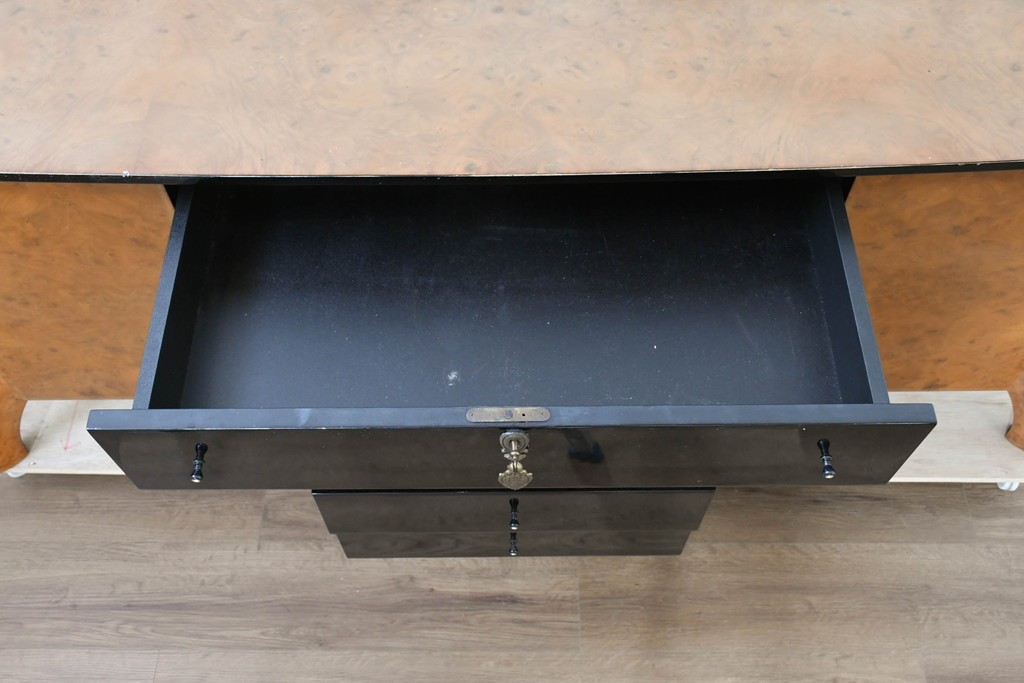 中古　スペイン　Muebles Madima(ムエブレス・マディマ)　バーズアイ　優美な気品を放つモダンデザインのサイドボード　(R-090396)