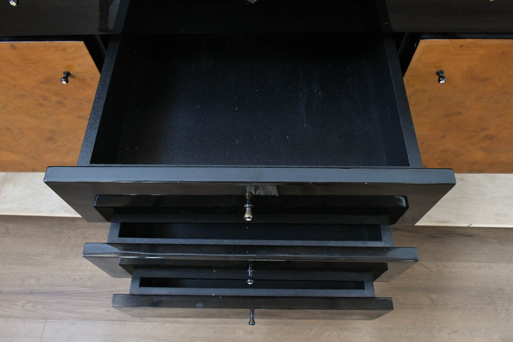 中古　スペイン　Muebles Madima(ムエブレス・マディマ)　バーズアイ　優美な気品を放つモダンデザインのサイドボード　(R-090396)