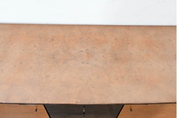 中古　スペイン　Muebles Madima(ムエブレス・マディマ)　バーズアイ　優美な気品を放つモダンデザインのサイドボード　(R-090396)