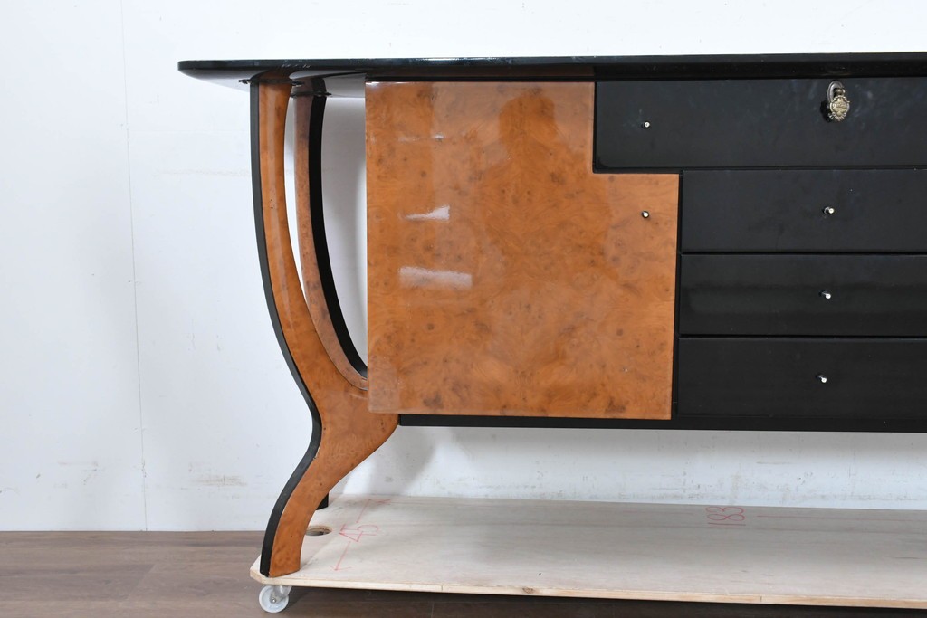 中古　スペイン　Muebles Madima(ムエブレス・マディマ)　バーズアイ　優美な気品を放つモダンデザインのサイドボード　(R-090396)