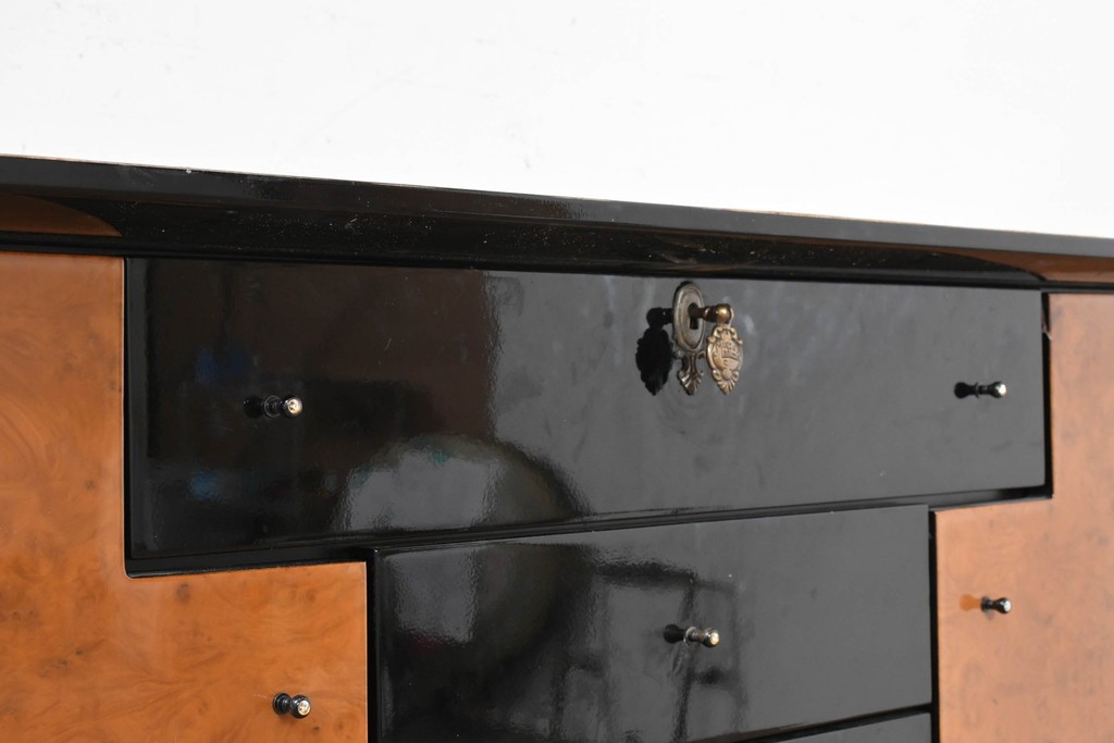 中古　スペイン　Muebles Madima(ムエブレス・マディマ)　バーズアイ　優美な気品を放つモダンデザインのサイドボード　(R-090396)