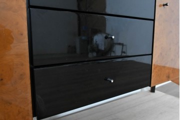 中古　スペイン　Muebles Madima(ムエブレス・マディマ)　バーズアイ　優美な気品を放つモダンデザインのサイドボード　(R-090396)