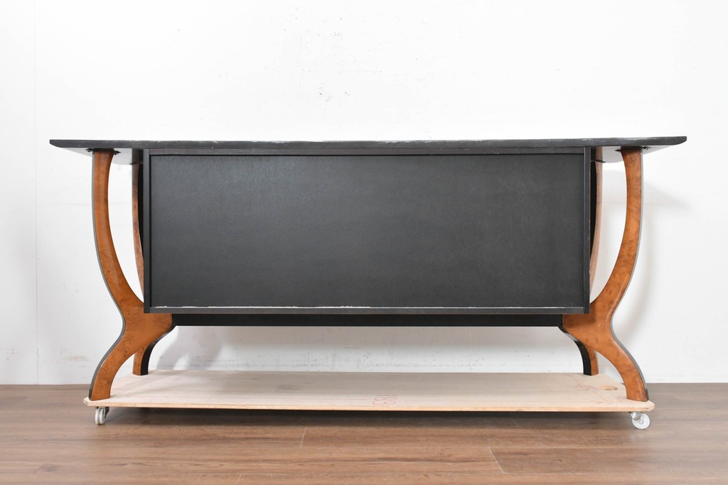 中古　スペイン　Muebles Madima(ムエブレス・マディマ)　バーズアイ　優美な気品を放つモダンデザインのサイドボード　(R-090396)