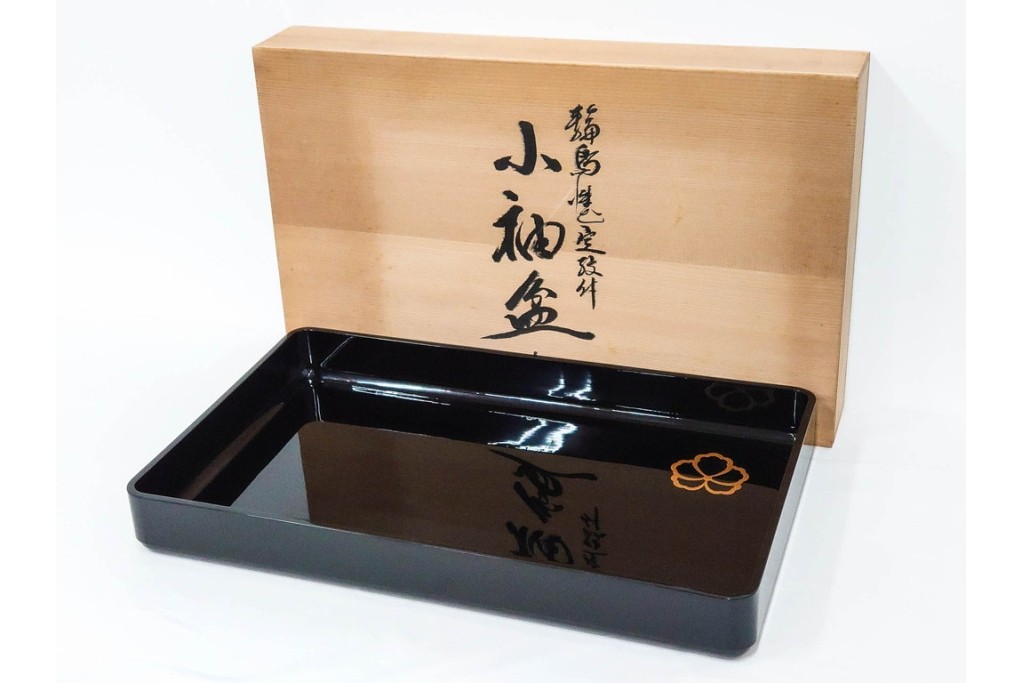 輪島塗　金井日華堂造　木製　漆器　家紋の蒔絵が施された小袖盆　共箱付き　(R-090400)