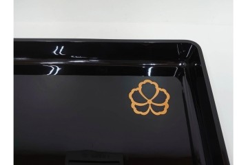 輪島塗　金井日華堂造　木製　漆器　家紋の蒔絵が施された小袖盆　共箱付き　(R-090400)