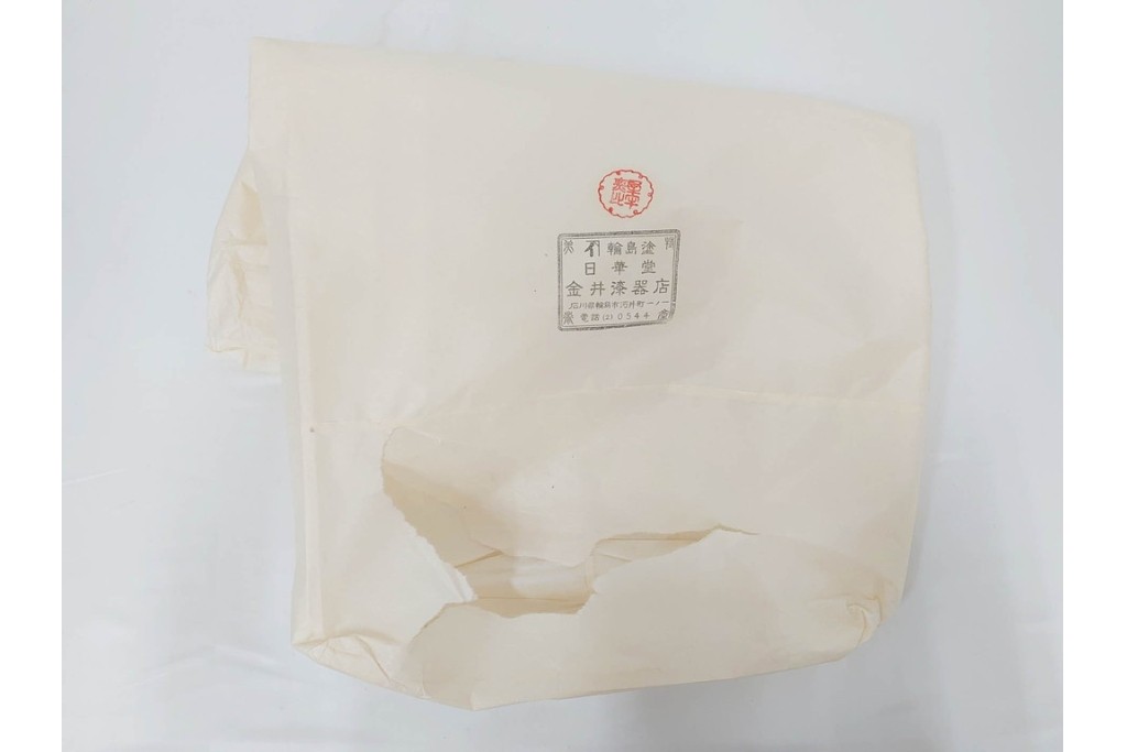 輪島塗　金井日華堂造　木製　漆器　家紋の蒔絵が施された小袖盆　共箱付き　(R-090400)