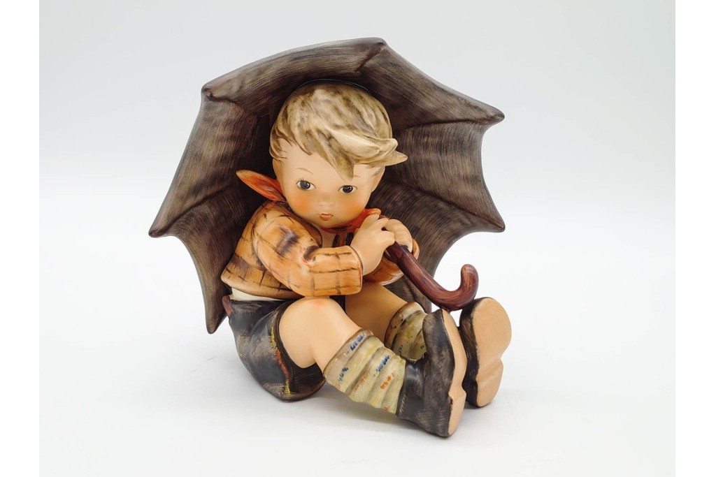 ドイツ　Goebel(ゲーベル)　「Umbrella Boy(傘の少年)」・「Umbrella Girl(傘の少女)」　愛らしい表情のフンメル人形2点セット　(R-090404)
