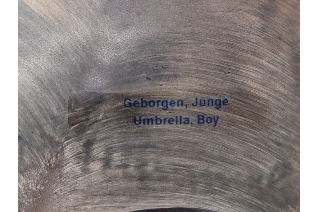 ドイツ　Goebel(ゲーベル)　「Umbrella Boy(傘の少年)」・「Umbrella Girl(傘の少女)」　愛らしい表情のフンメル人形2点セット　(R-090404)