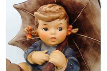 ドイツ　Goebel(ゲーベル)　「Umbrella Boy(傘の少年)」・「Umbrella Girl(傘の少女)」　愛らしい表情のフンメル人形2点セット　(R-090404)