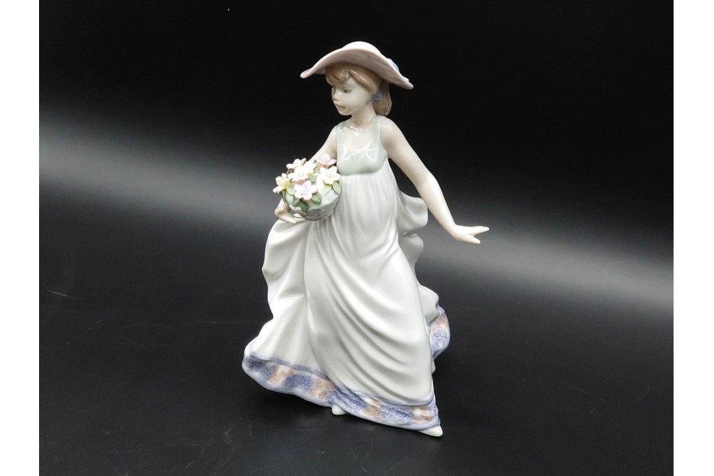 スペイン製　LLADRO(リヤドロ)　「春の花かご」　5790　花かごを抱えた少女のフィギュリン　(R-090413)
