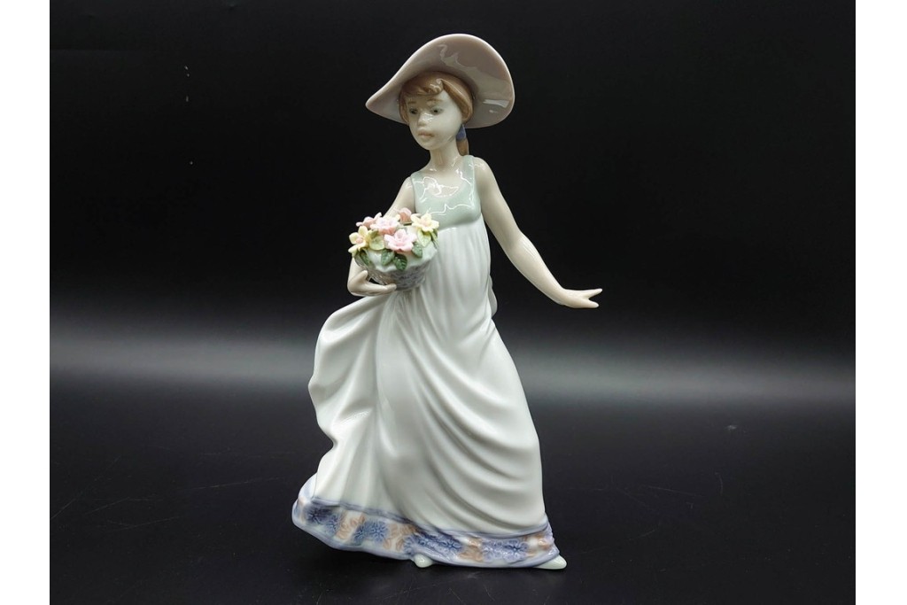 スペイン製　LLADRO(リヤドロ)　「春の花かご」　5790　花かごを抱えた少女のフィギュリン　(R-090413)