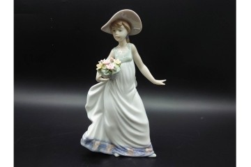 スペイン製　LLADRO(リヤドロ)　「春の花かご」　5790　花かごを抱えた少女のフィギュリン　(R-090413)