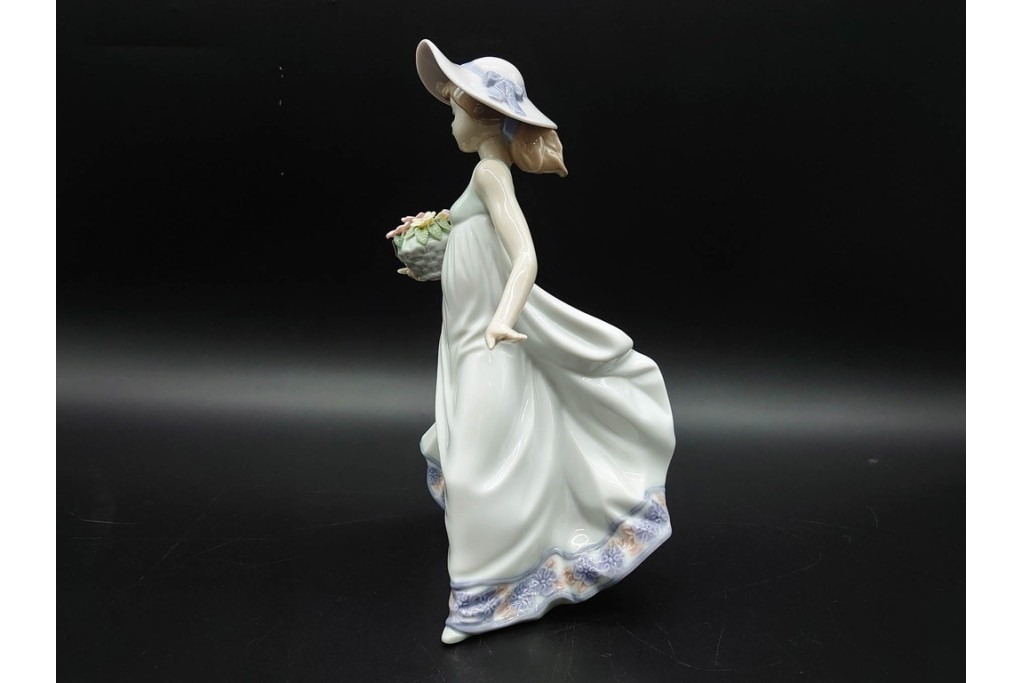 スペイン製　LLADRO(リヤドロ)　「春の花かご」　5790　花かごを抱えた少女のフィギュリン　(R-090413)