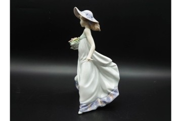 スペイン製　LLADRO(リヤドロ)　「春の花かご」　5790　花かごを抱えた少女のフィギュリン　(R-090413)