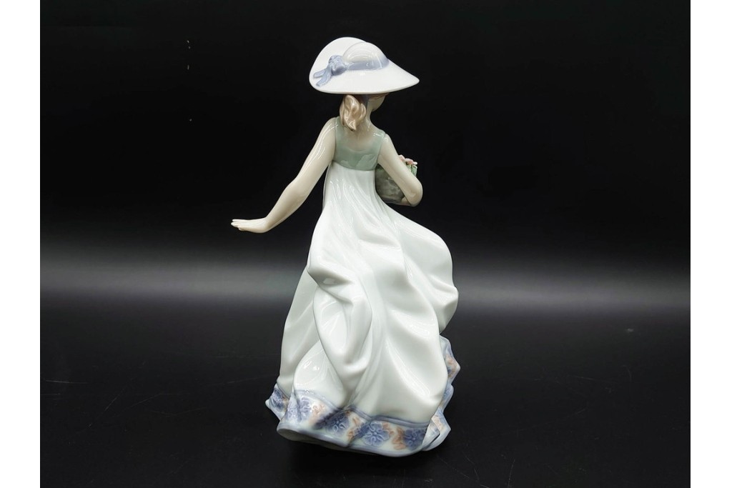 スペイン製　LLADRO(リヤドロ)　「春の花かご」　5790　花かごを抱えた少女のフィギュリン　(R-090413)