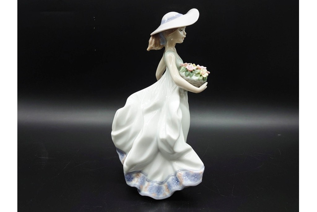 スペイン製　LLADRO(リヤドロ)　「春の花かご」　5790　花かごを抱えた少女のフィギュリン　(R-090413)