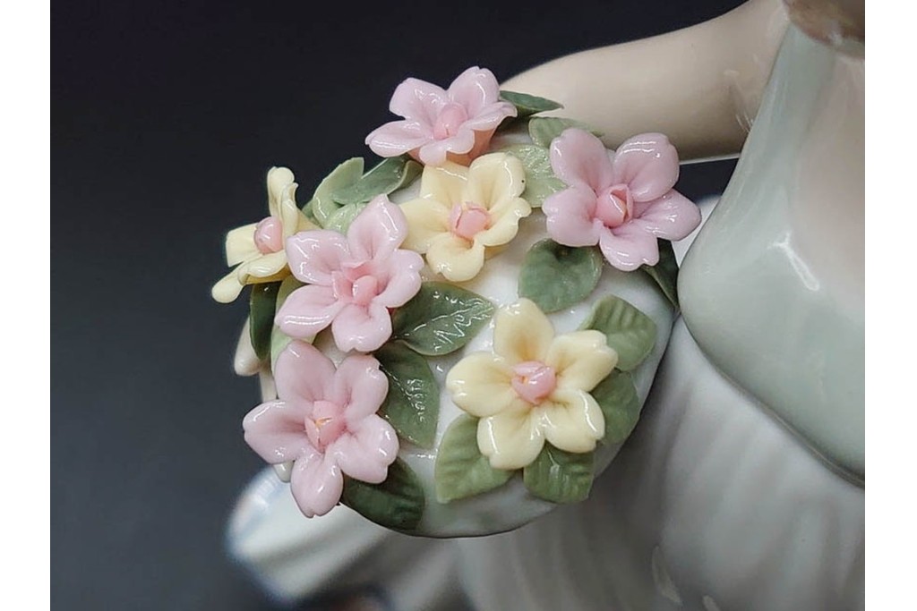 スペイン製　LLADRO(リヤドロ)　「春の花かご」　5790　花かごを抱えた少女のフィギュリン　(R-090413)
