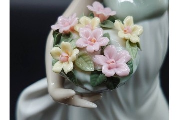 スペイン製　LLADRO(リヤドロ)　「春の花かご」　5790　花かごを抱えた少女のフィギュリン　(R-090413)