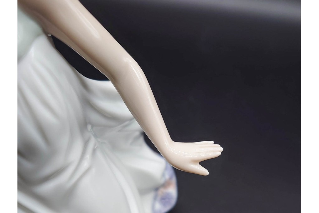 スペイン製　LLADRO(リヤドロ)　「春の花かご」　5790　花かごを抱えた少女のフィギュリン　(R-090413)