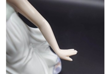 スペイン製　LLADRO(リヤドロ)　「春の花かご」　5790　花かごを抱えた少女のフィギュリン　(R-090413)