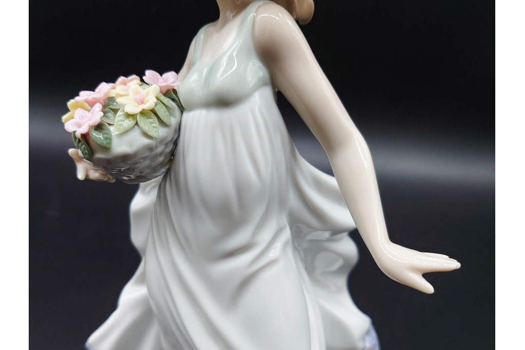 スペイン製　LLADRO(リヤドロ)　「春の花かご」　5790　花かごを抱えた少女のフィギュリン　(R-090413)