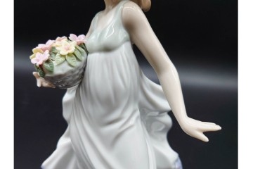 スペイン製　LLADRO(リヤドロ)　「春の花かご」　5790　花かごを抱えた少女のフィギュリン　(R-090413)