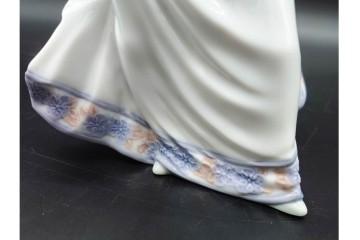 スペイン製　LLADRO(リヤドロ)　「春の花かご」　5790　花かごを抱えた少女のフィギュリン　(R-090413)