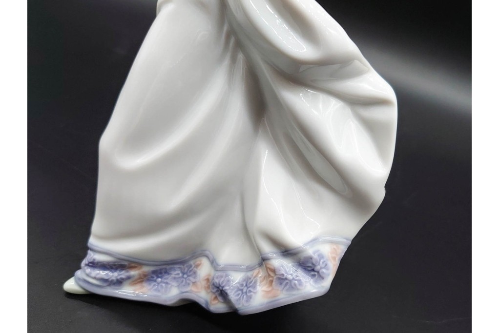 スペイン製　LLADRO(リヤドロ)　「春の花かご」　5790　花かごを抱えた少女のフィギュリン　(R-090413)