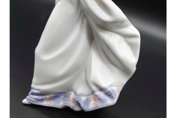 スペイン製　LLADRO(リヤドロ)　「春の花かご」　5790　花かごを抱えた少女のフィギュリン　(R-090413)
