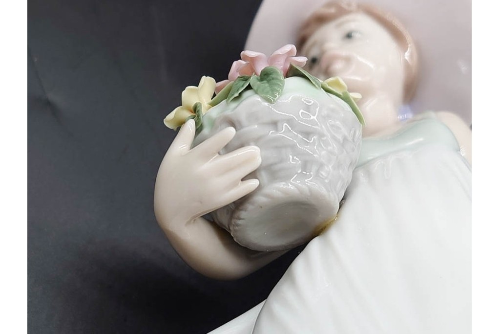 スペイン製　LLADRO(リヤドロ)　「春の花かご」　5790　花かごを抱えた少女のフィギュリン　(R-090413)