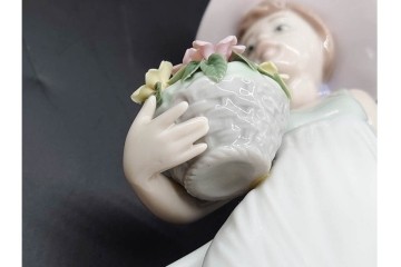 スペイン製　LLADRO(リヤドロ)　「春の花かご」　5790　花かごを抱えた少女のフィギュリン　(R-090413)