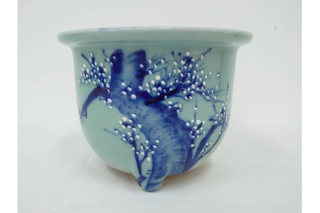昭和初期　青磁　上品な梅図の三足植木鉢　(R-090416)
