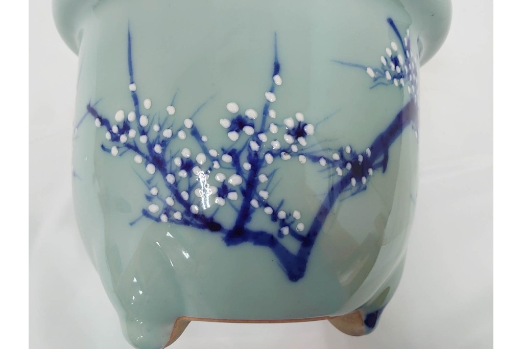昭和初期　青磁　上品な梅図の三足植木鉢　(R-090416)
