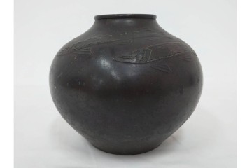 山本純民　銅製　高さ約17cm　魚文を施した花瓶　(R-090418)