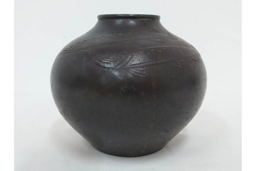 山本純民　銅製　高さ約17cm　魚文を施した花瓶　(R-090418)