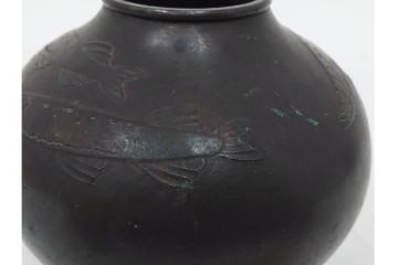 山本純民　銅製　高さ約17cm　魚文を施した花瓶　(R-090418)