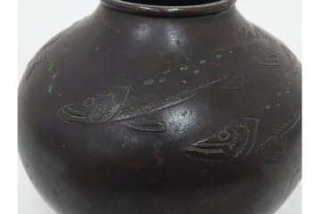 山本純民　銅製　高さ約17cm　魚文を施した花瓶　(R-090418)