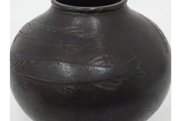 山本純民　銅製　高さ約17cm　魚文を施した花瓶　(R-090418)