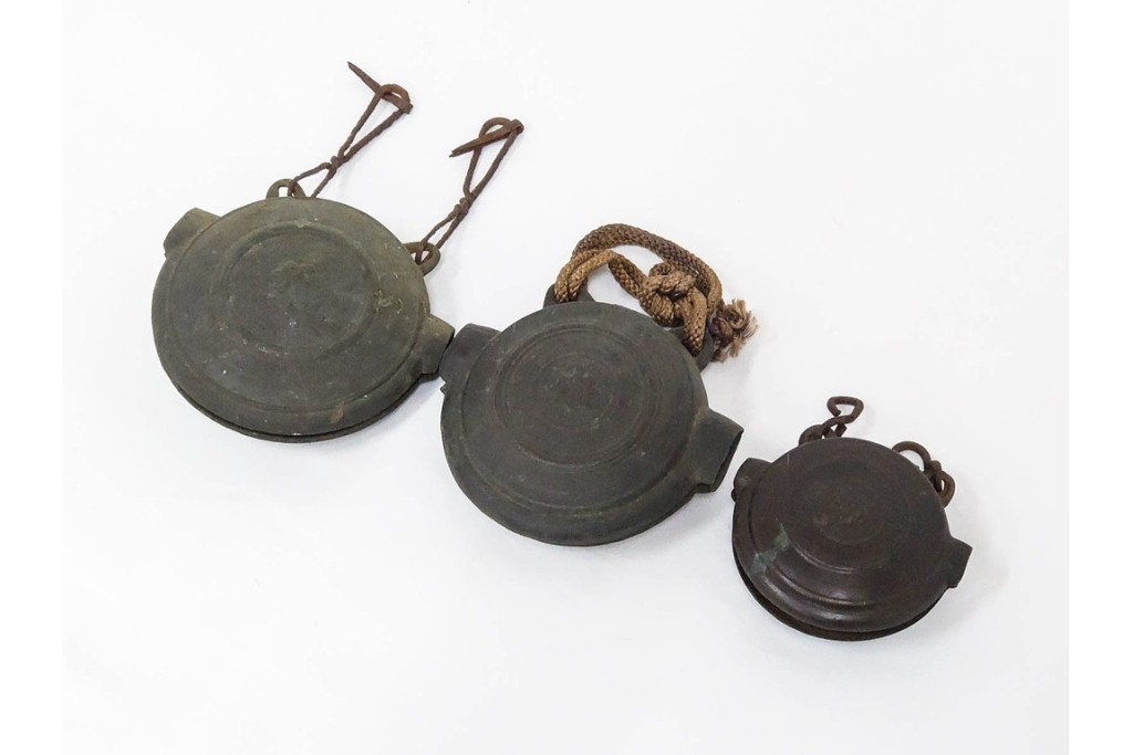 時代物　1点に阿部忠右衛門の銘あり　重厚な趣の鰐口3点セット　(R-090422)