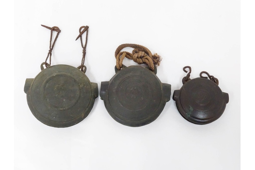時代物　1点に阿部忠右衛門の銘あり　重厚な趣の鰐口3点セット　(R-090422)