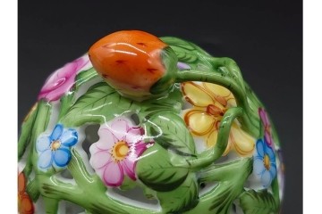 ハンガリー　HEREND(ヘレンド)　ファンタジー　愛らしい苺の摘みと花の透かし細工が魅力のボンボン入れ　定価6万500円　(R-090433)