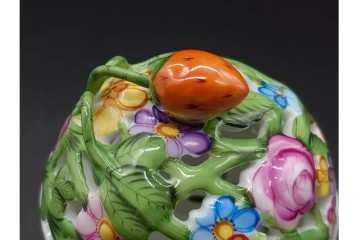 ハンガリー　HEREND(ヘレンド)　ファンタジー　愛らしい苺の摘みと花の透かし細工が魅力のボンボン入れ　定価6万500円　(R-090433)